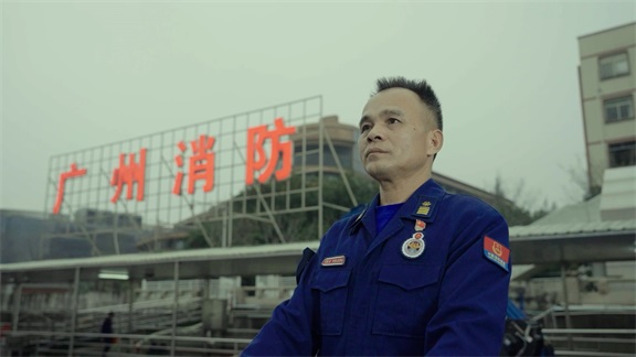 广州消防邓洪--我的家在船上-2.6--无字幕版.mp4.00_01_00_16.Still004.jpg